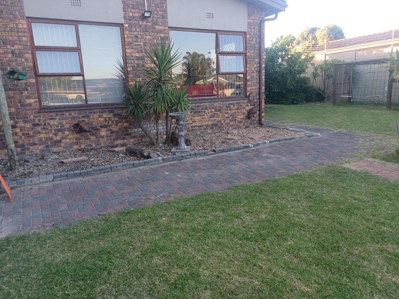To Let 4 Bedroom Property for Rent in Morgenster Western Cape